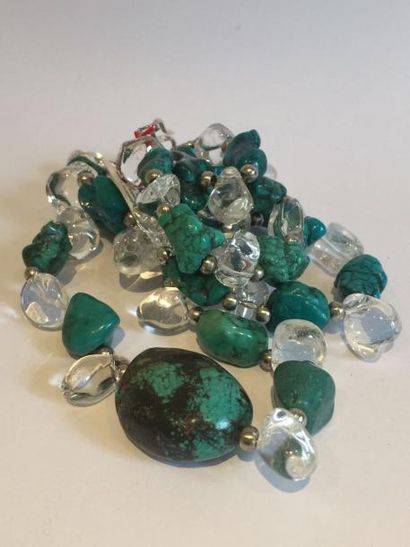 null Collier recomposé selon la tradition de perles de turquoises séparées par des...