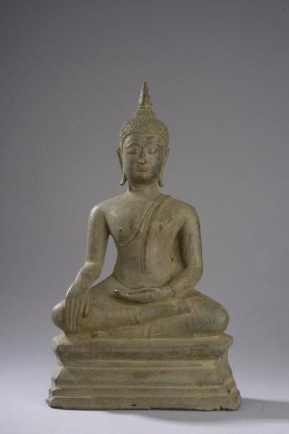 Buddha Maravijaya assis en virasana. Bronze...