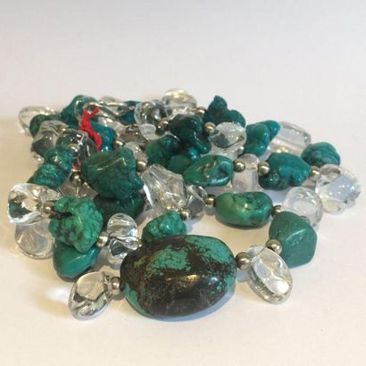 null Collier recomposé selon la tradition de perles de turquoises séparées par des...