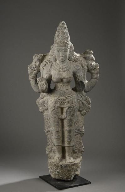 Lakshmi debout dans une posture hiératique...