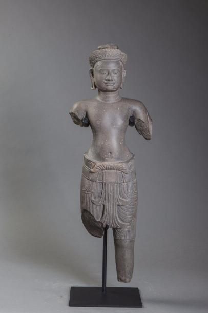 null Vishnu debout représenté dans une frontalité hiératique vêtu d'un sampot long...