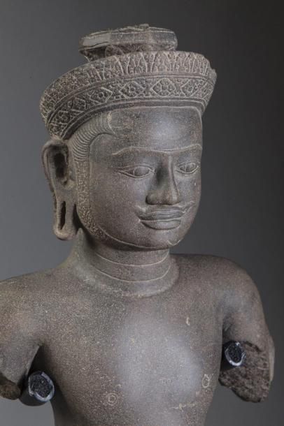 null Vishnu debout représenté dans une frontalité hiératique vêtu d'un sampot long...