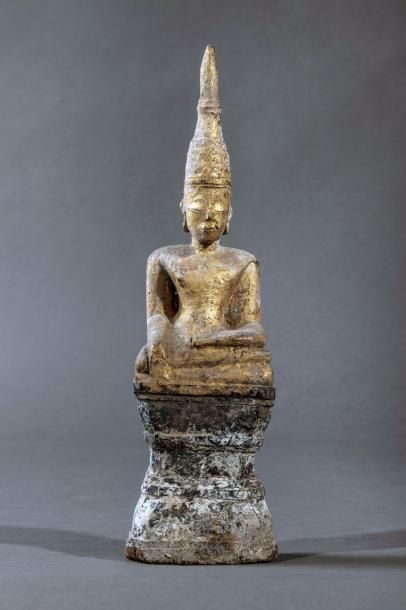 Buddha Maravijaya votif assis sur un haut...