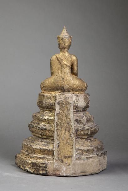 null Buddha Maravijaya assis en virasana sur un haut socle étagé d’où pend une bannière....