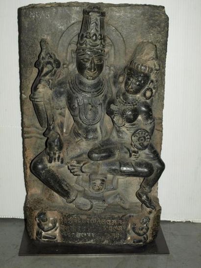 null Le couple divin Vishnu Lakshmi assis en Lalitasana , tendrement enlacés , Vishnu...