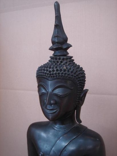 null Bouddha Maravijaya assis sur un haut socle en posture dhyanasana les mains en...