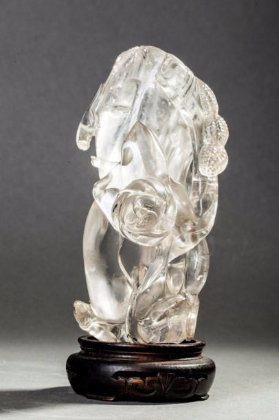  Vase ciselé en haut relief d'un rat grimpant à un branchage fleuri. Cristal de roche....