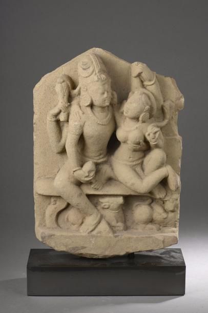 null Stèle Uma Maheshvara, le couple divin Shiva et Parvati assis tendrement enlacés...