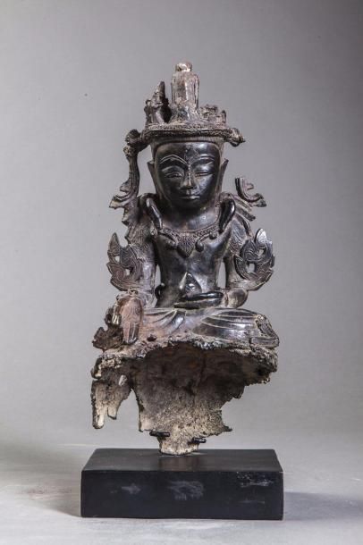 null Buddha Maravijaya couronné et richement paré. Bronze. Birmanie. Royaume des...
