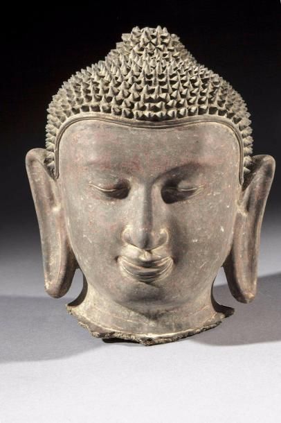 null Tête de Buddha à l'expression sereine coiffée de fines bouclettes hérissées....