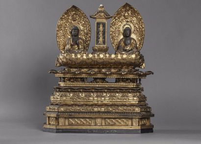 Autel votif surmonté de deux Buddhas assis...