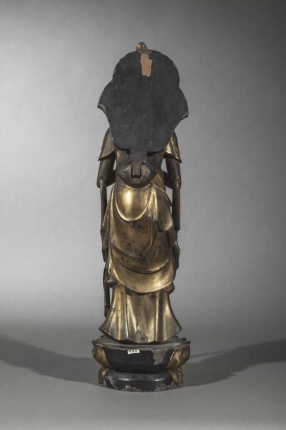 null Le Boddhisattva Kannon debout sur un socle loti-forme à double rangées de pétales,...