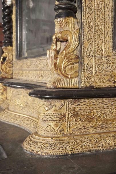 null Important meuble reliquaire de sanctuaire à trois corps sur piètement de lions...