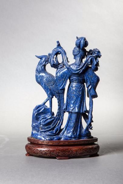  Impératrice tenant un lotus accompagnée d'un Phoenix. Lapis lazuli. Chine. Ht 17,5cm...