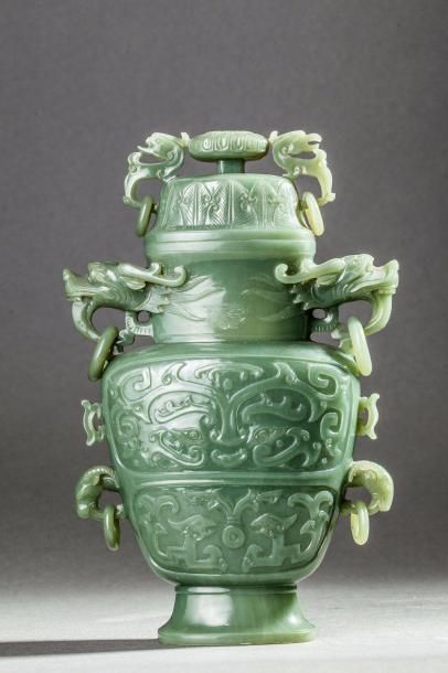  Vase couvert sur piédouche ciselé de motifs archaïsants de chimères et Phoenix à...