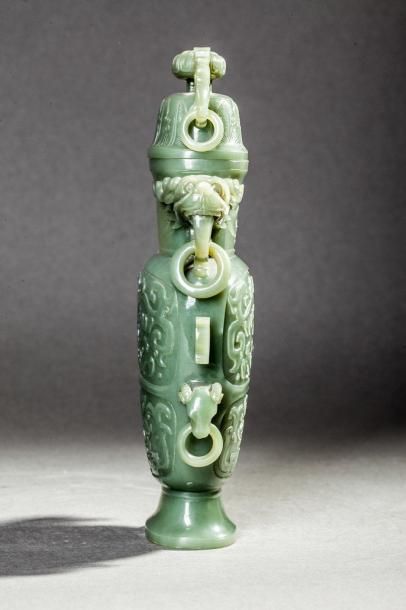 null Vase couvert sur piédouche ciselé de motifs archaïsants de chimères et Phoenix...