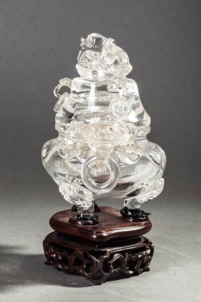 null Vase tripode couvert ciselé d'un décor de chimères et anneaux mobiles .Cristal...