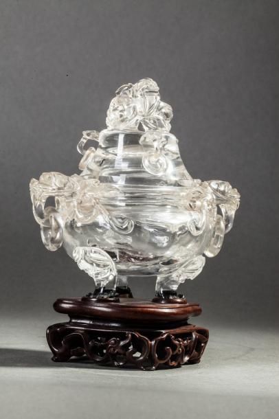  Vase tripode couvert ciselé d'un décor de chimères et anneaux mobiles .Cristal de...