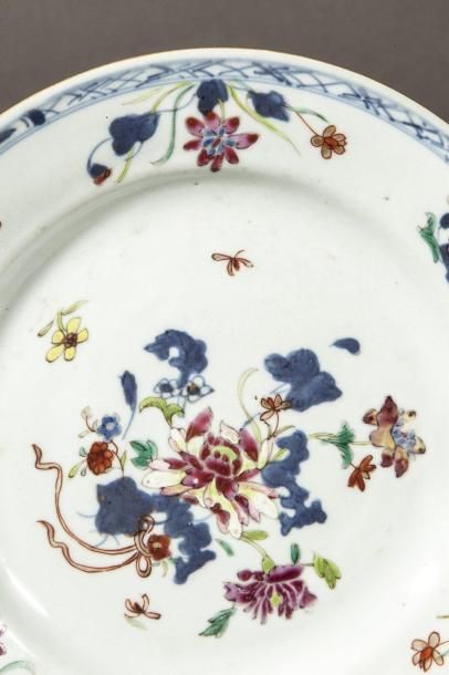  Paire d'assiettes en porcelaine famille rose de la Compagnie des Indes décorées...