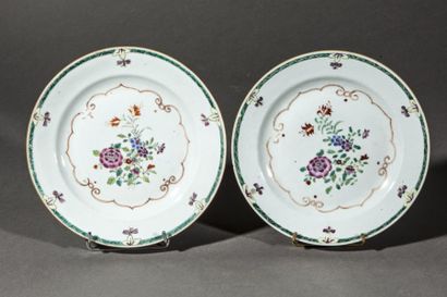  Paire d'assiettes en porcelaine famille rose de la Compagnie des Indes décorées...
