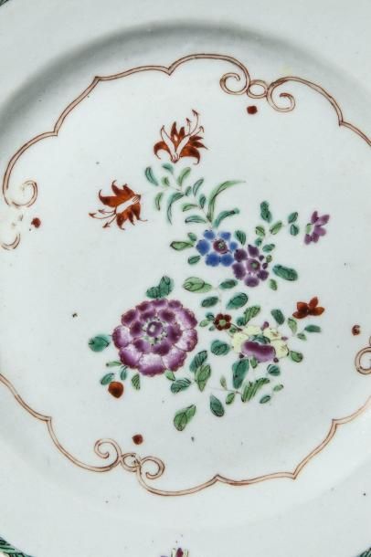 null Paire d'assiettes en porcelaine famille rose de la Compagnie des Indes décorées...