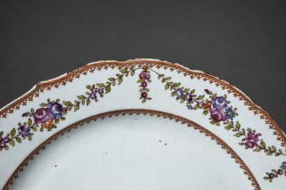  Plat en porcelaine famille rose de la Compagnie des Indes décorée en émaux polychromes...