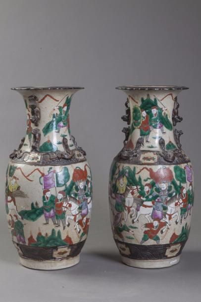  Paire de vases de Nankin à décor historié de légendes traditionnelles en faïence...