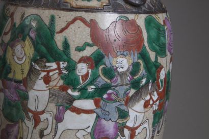 null Paire de vases de Nankin à décor historié de légendes traditionnelles en faïence...