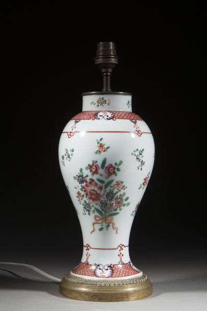 Vase balustre en porcelaine famille rose...
