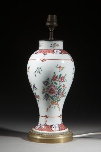  Vase balustre en porcelaine famille rose illustré en émaux polychromes sur la couverte...