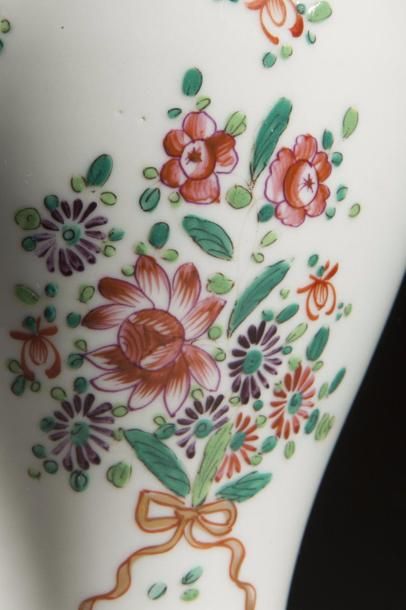  Vase balustre en porcelaine famille rose illustré en émaux polychromes sur la couverte...