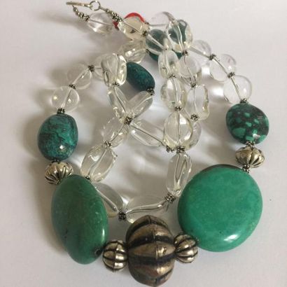  Collier recomposé selon la tradition de perles de turquoise, séparés par des perles...