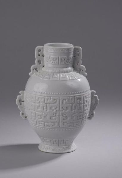 null Vase de forme" Hu" archaïsant en porcelaine moulé d'un décors de frises de motifs...