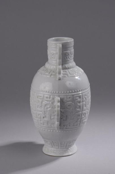 null Vase de forme" Hu" archaïsant en porcelaine moulé d'un décors de frises de motifs...