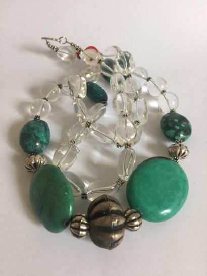 null Collier recomposé selon la tradition de perles de turquoise, séparés par des...