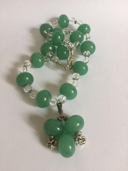  Collier recomposé selon la tradition composé de perles de jade et cristal de roche...