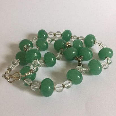  Collier recomposé selon la tradition composé de perles de jade et cristal de roche...
