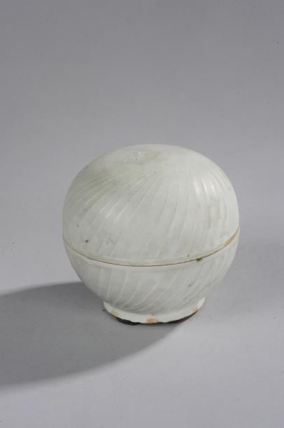 null Boite Qinbaï de forme globulaire en fine porcelaine décorée de godons spiralés...