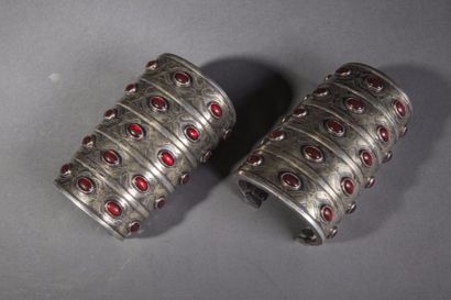 null Paire de bracelets manchettes à cinq rangs ouverts en frises dentelées. Métal...