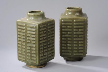 null Paire de vases de forme zhong moulée d'un décor de diagrammes taoïstes sur les...
