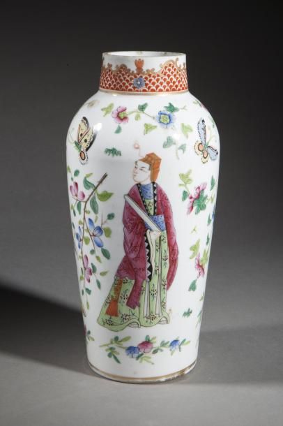 null Vase balustre en porcelaine famille rose décoré en émaux polychromes et rehauts...