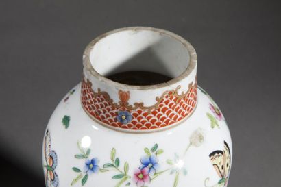 null Vase balustre en porcelaine famille rose décoré en émaux polychromes et rehauts...