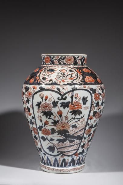 Vase en porcelaine imari à décor de branchages...