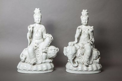 null Paire de Boddhisattvas parés de joyaux et vêtus de robes monastiques, coiffés...