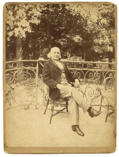 Lecomte de Lisle assis à la Terrasse, vers 1890 Épreuve albuminée, 225x170 mm, montée...