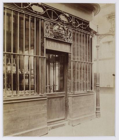 Eugène Atget (1857-1927) A la Treille d'Or, 6 rue de Condé
Épreuve albuminée, 220x180...