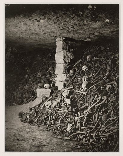 Félix Nadar Les Catacombes de Paris, premiers essais de photographies aux flashs...