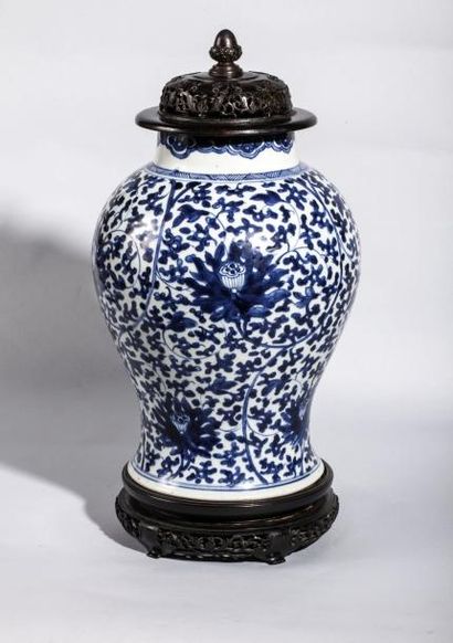 null Potiche en porcelaine blanche décorée en bleu cobalt sous couverte de guirlandes...