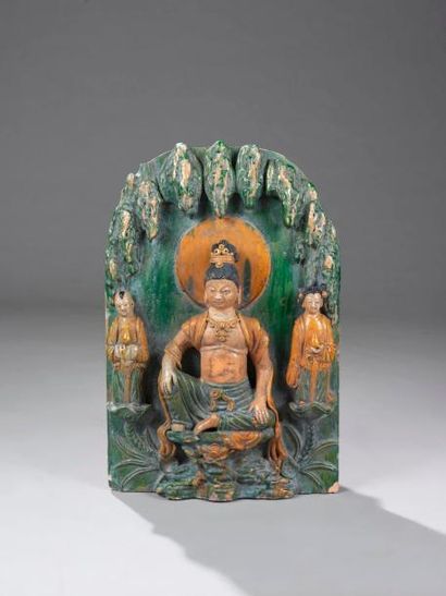 null Haut relief votif de pagode illustrant le Boddhisattva Kwan Yin assis en aisance...