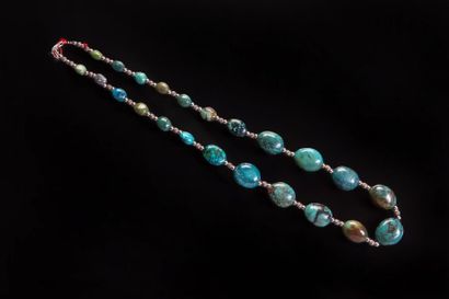 null Collier recomposé selon la tradition de perles de turquoise et métal argenté....